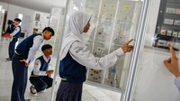 Pelajar SMP melihat prangko negara-negara peserta Konferensi Asia Afrika (KAA) 1955 pada pameran filateli 70 Tahun Konferensi Asia Afrika di Kantor Pos Bandung, Jawa Barat, Selasa (29/4/2025).