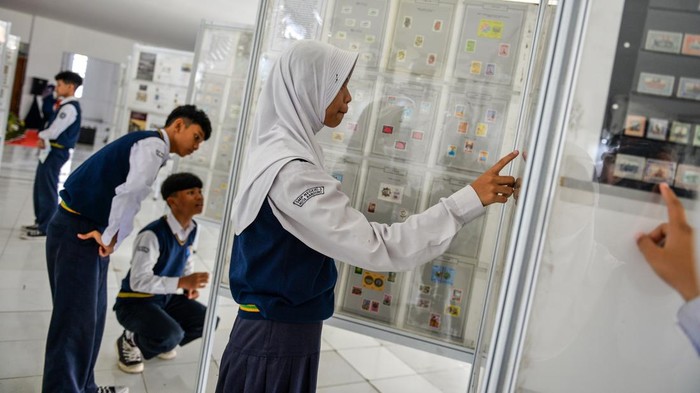 Pameran filateli 70 tahun Konferensi Asia Afrika Pengunjung melihat prangko negara-negara peserta Konferensi Asia Afrika (KAA) 1955 pada pameran filateli 70 Tahun Konferensi Asia Afrika di Kantor Pos Bandung, Jawa Barat, Selasa (29/4/2025). Kementerian Kebudayaan menggelar pameran filateli 70 Tahun KAA yang menampilkan 540 koleksi prangko negara peserta KAA dari Perkumpulan Filateli se-Indonesia serta dokumentasi foto dan sumber literatur penyelenggaraan KAA pada 1955. ANTARA FOTO/Raisan Al Farisi/foc.