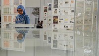 Pengunjung melihat prangko negara-negara peserta Konferensi Asia Afrika (KAA) 1955 pada pameran filateli 70 Tahun Konferensi Asia Afrika di Kantor Pos Bandung, Jawa Barat, Selasa (29/4/2025).