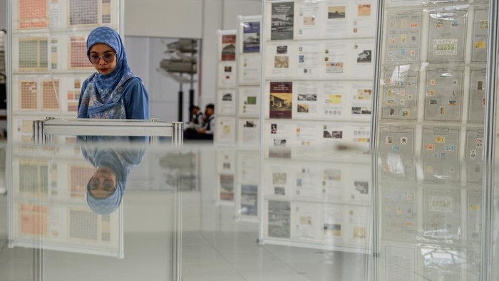 Pameran filateli 70 tahun Konferensi Asia Afrika Pengunjung melihat prangko negara-negara peserta Konferensi Asia Afrika (KAA) 1955 pada pameran filateli 70 Tahun Konferensi Asia Afrika di Kantor Pos Bandung, Jawa Barat, Selasa (29/4/2025). Kementerian Kebudayaan menggelar pameran filateli 70 Tahun KAA yang menampilkan 540 koleksi prangko negara peserta KAA dari Perkumpulan Filateli se-Indonesia serta dokumentasi foto dan sumber literatur penyelenggaraan KAA pada 1955. ANTARA FOTO/Raisan Al Farisi/foc.