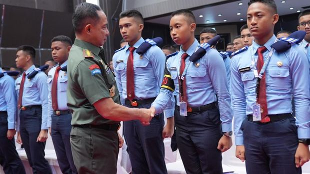Panglima TNI Jenderal Agus Subiyanto memberikan pembekalan kepada siswa-siswi Kelas XI Angkatan ke-34 SMA Taruna Nusantara.
