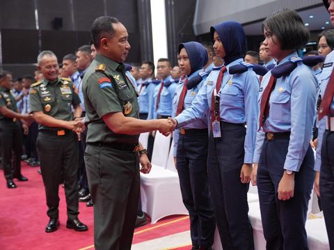 Panglima TNI Jenderal Agus Subiyanto memberikan pembekalan kepada siswa-siswi Kelas XI Angkatan ke-34 SMA Taruna Nusantara.