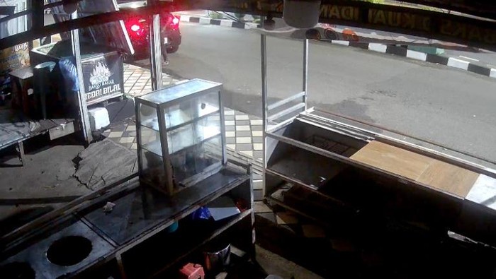 Sebanyak 7 kios UMKM di depan Masjid Terapung Parepare, Sulawesi Selatan (Sulsel), dibobol maling.