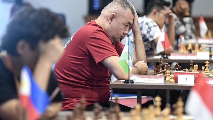 Sejumlah pecatur mengikuti Kejuaraan Catur Internasional 2025 di Kadrie Oening Tower, Samarinda, Kalimantan Timur, Selasa (29/4/2025). Kejuaraan catur bertajuk Kaltim Fide Rated Chess Tournament 2025 itu diikuti sekitar 122 peserta dari lima perwakilan negara Australia, Uzbekistan, Malaysia, Filiphina, dan Indonesia terbagi dalam dua kategori, yakni Kategori Challenger (peringkat di bawah 2.000) dan Kategori Open (peringkat 2.000 ke atas) dengan memperebutkan hadiah sebesar Rp96.950.000. ANTARA FOTO/M Risyal Hidayat