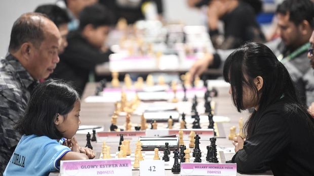 Sejumlah pecatur mengikuti Kejuaraan Catur Internasional 2025 di Kadrie Oening Tower, Samarinda, Kalimantan Timur, Selasa (29/4/2025). Kejuaraan catur bertajuk Kaltim Fide Rated Chess Tournament 2025 itu diikuti sekitar 122 peserta dari lima perwakilan negara Australia, Uzbekistan, Malaysia, Filiphina, dan Indonesia terbagi dalam dua kategori, yakni Kategori Challenger (peringkat di bawah 2.000) dan Kategori Open (peringkat 2.000 ke atas) dengan memperebutkan hadiah sebesar Rp96.950.000. ANTARA FOTO/M Risyal Hidayat