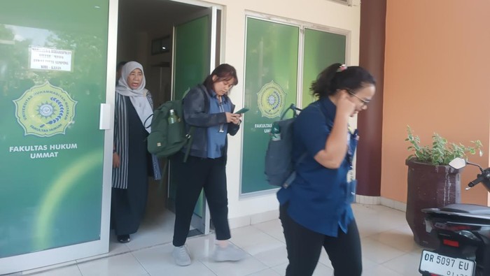 Pegawai Komnas HAM Setelah Bertemu dengan Korban Walid dari Lombok di Universitas Muhamadiyah Mataram, Selasa (29/4/2025).