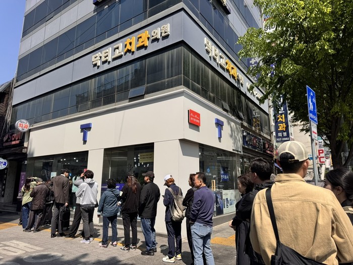 Pelanggan SK Telecom mengantre untuk ganti kartu SIM imbas kebocoran data.
