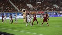 Foto: Peluang terakhir PSM Makassar untuk mengejar skor gagal setelah Adilson Maringa menangkap bola crossing. (Agung Dewantara/PSM Makassar)