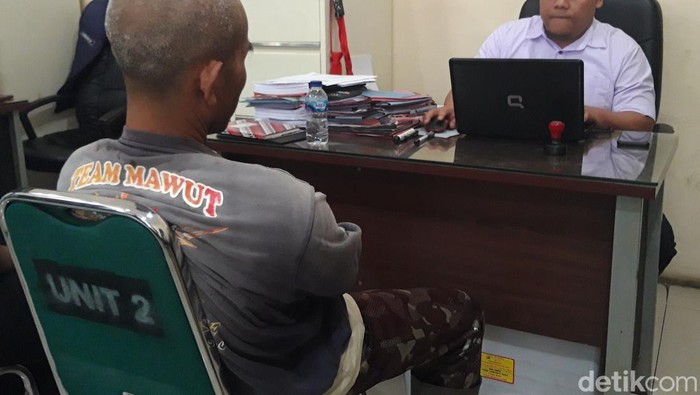 Suwarso, pelaku pembacokan tetangganya, Iin, saat diperiksa di Polres Boyolali, Selasa (29/4/2025).