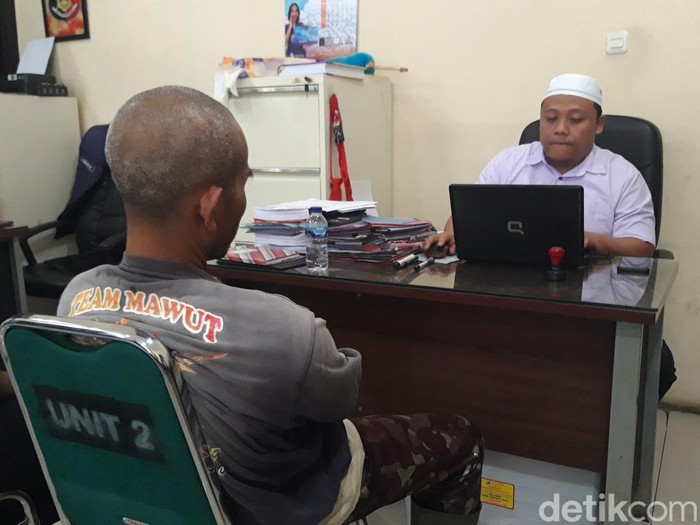 Suwarso, pelaku pembacokan tetangganya, Iin, saat diperiksa di Polres Boyolali, Selasa (29/4/2025).