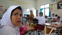 Anak berkebutuhan khusus mengikuti kegiatan belajar mengajar di Sekolah Khusus (SKh) Negeri 01 Tangerang Selatan, Banten.
