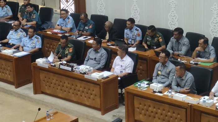 Perwakilan pemerintah Menteri Hukum (Menkum) Supratman Andi Agtas menyerahkan Daftar Inventarisasi Masalah (DIM) rancangan Undang-Undang tentang Pengelolaan Ruang Udara ke DPR, Selasa (29/4/2025). RUU Pengelolaan Ruang Udara merupakan carry over dari periode sebelumnya.