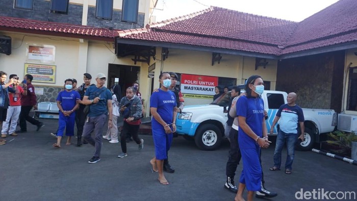 Penampakan tiga pelaku pemalakan terhadap penjual miras di Purbalingga usai dibekuk, Selasa (29/4/2025).