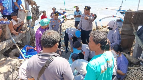 Penemuan mayat mengambang di Pantai Banyuning, depan Pura Segara Banyuning, Buleleng, Selasa (29/4/2025).
