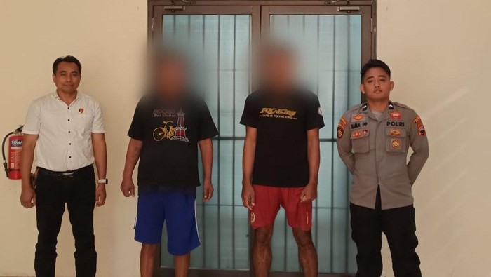 Polisi saat mengamankan kedua pelaku bapak anak di Sukolilo Pati, Selasa (29/4/2025).