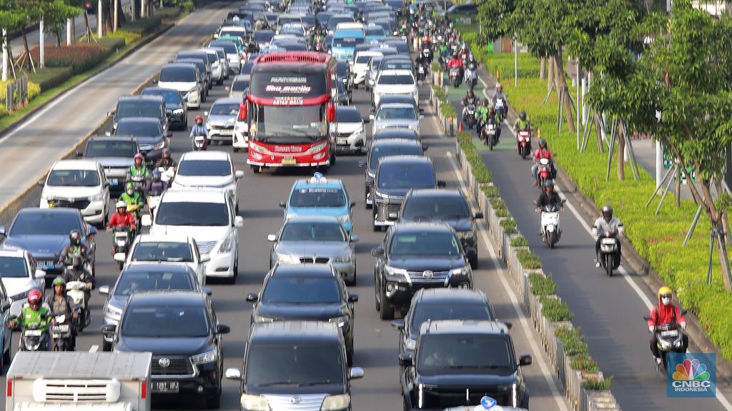 Pengendara motor melintas di jalur sepeda Jalan Jenderal Sudirman, Jakarta, Selasa (29/4/2025). Gubernur DKI Jakarta Pramono Anung akan menertibkan jalur sepeda seiring adanya korban kecelakaan hingga meninggal dunia akibat kendaraan yang berhenti di jalur sepeda, serta akan membangun jalur sepeda tambahan sepanjang 3,8 kilometer. (CNBC Indonesia/Muhammad Sabki)