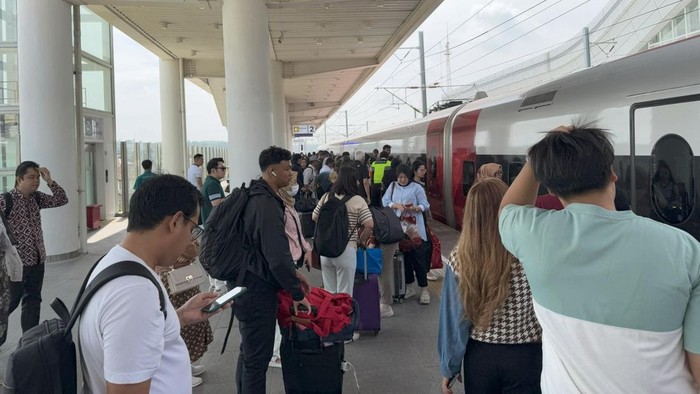 Penumpang Kereta Cepat Tembus 9 Juta! Kereta Cepat atau Whoosh mencatatkan pencapaian luar biasa dengan melayani 9 juta penumpang sejak dioperasikan secara komersial pada 17 Oktober 2023. Jumlah ini mencakup 1,2 juta penumpang pada tahun 2023, 6,1 juta penumpang pada tahun 2024, dan 1,8 juta penumpang hingga 28 April 2025.
