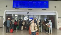 Berdasarkan studi Pusat Pengujian, Pengukuran, Pelatihan, Observasi, dan Layanan Rekayasa Universitas Indonesia (Polar UI) bahwa Whoosh menghasilkan jejak karbon yang lebih ramah lingkungan, dengan emisi hanya 6,9 gram CO₂ per passenger kilometer, jauh lebih rendah dibandingkan kendaraan pribadi yang mencapai 12,7 gram CO₂ per passenger kilometer. 