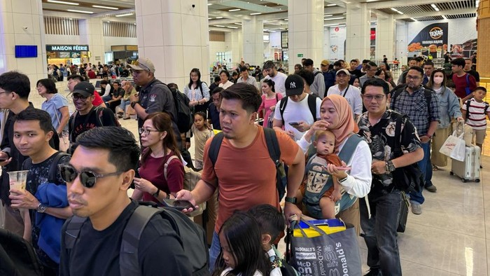 Kereta Cepat atau Whoosh mencatatkan pencapaian luar biasa dengan melayani 9 juta penumpang sejak dioperasikan secara komersial pada 17 Oktober 2023. Jumlah ini mencakup 1,2 juta penumpang pada tahun 2023, 6,1 juta penumpang pada tahun 2024, dan 1,8 juta penumpang hingga 28 April 2025.