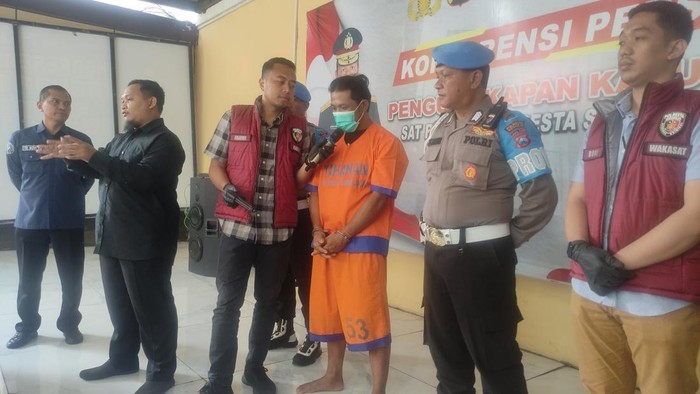 Syamsul, pelaku erampokan di Sidoarjo saat dikeler di Mapolresta