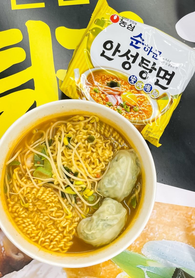perpus ramyeon di CU Hongdae, Seoul, Korea Selatan