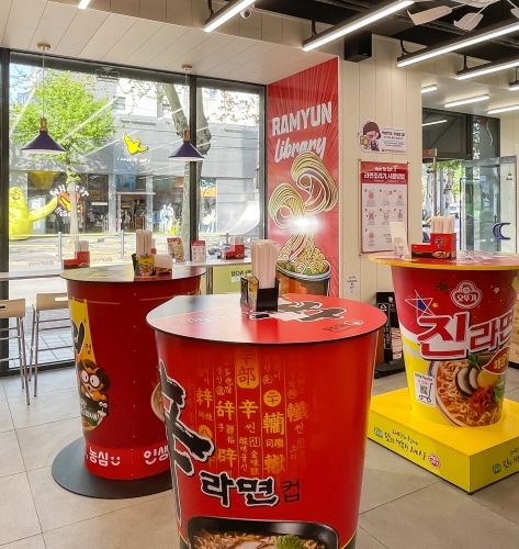 perpus ramyeon di CU Hongdae, Seoul, Korea Selatan