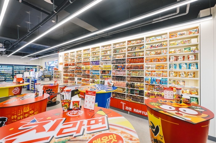 perpus ramyeon di CU Hongdae, Seoul, Korea Selatan
