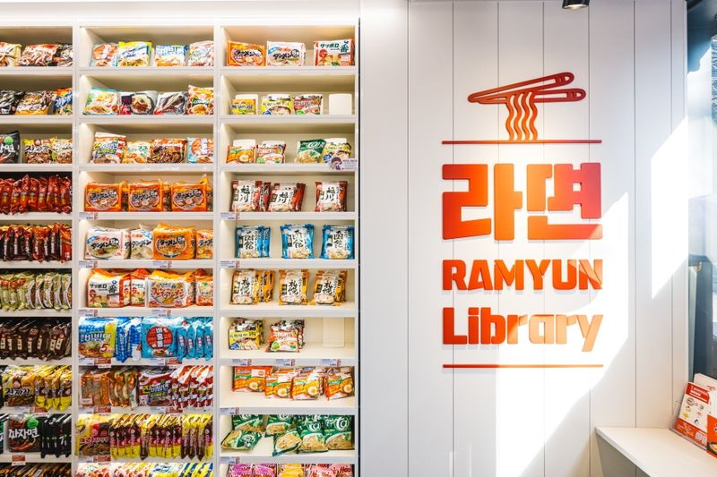 perpus ramyeon di CU Hongdae, Seoul, Korea Selatan