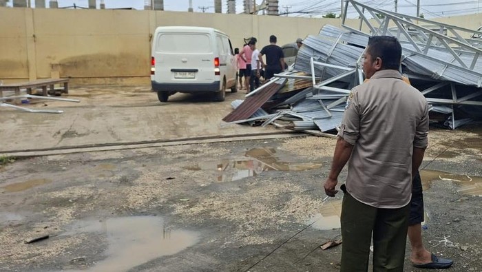 Personel BPBD meninjau lokasi terdampak angin puting beliung di Morowali.