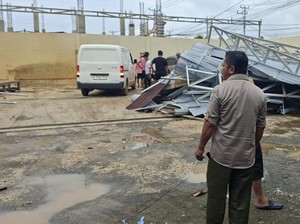 Atap Bangunan Roboh Akibat Puting Beliung di Morowali, 14 Kendaraan Tertimpa