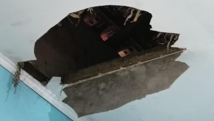 Plafon sekolah di Lamongan yang dibobol pencuri