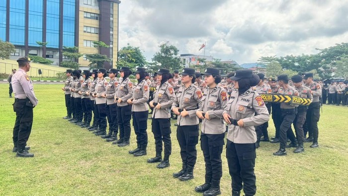 Polda Riau menggelar apel menjelang peringatan May Day.