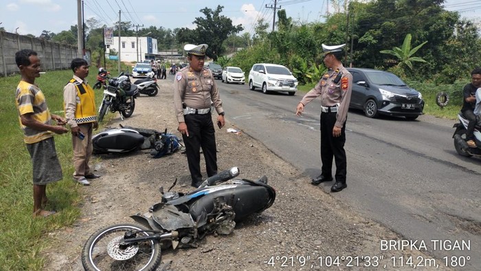 Polisi melakukan olah TKP kecelakaan di OKU Timur.