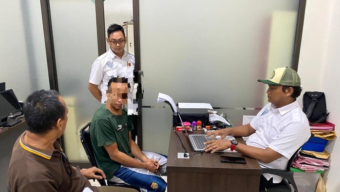 Polisi menginterogasi pengedar sabu dengan berat hampir 1 ons di Mapolresta Banyumas. Foto diunggah Selasa (29/4/2025).