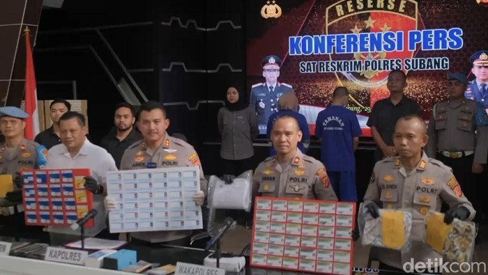 Polisi menunjukkan barang bukti kasus pemalsuan data di Subang
