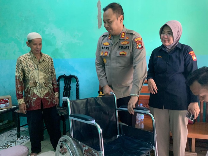 Polres Metro Bekasi menyalurkan bantuan berupa kursi roda untuk Sriyati (58), keluarga buruh di wilayah Babelan, Kabupaten Bekasi. (dok Ist)