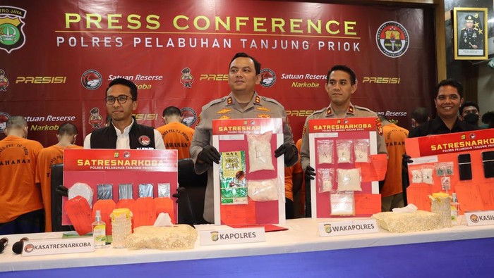 Polres Pelabuhan Tanjung Priok mengungkap 10 kasus peredaran narkotika selama periode Maret-April 2025. Total ada 12 orang tersangka yang ditangkap. (dok Istimewa)