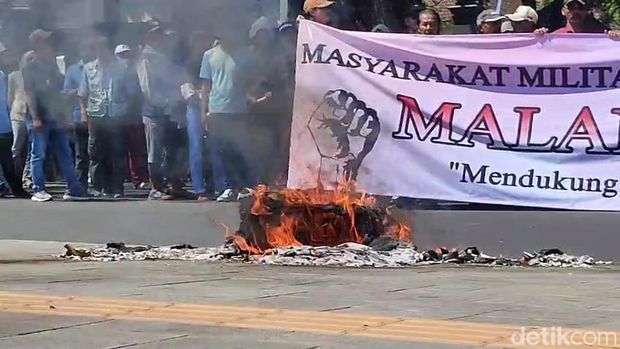 Poster Roy Suryo dibakar