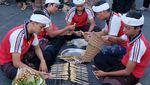 Potret Keseruan Parade Membuat Sate Khas Bali