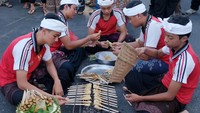 Siswa SMP membuat sate lilit khas Bali pada Festival Semarapura ke-7 di Klungkung, Bali, Selasa (29/4/2025).