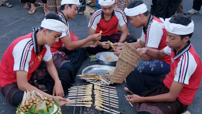 Siswa SMP membuat sate lilit khas Bali pada Festival Semarapura ke-7 di Klungkung, Bali, Selasa (29/4/2025). Kegiatan yang diikuti puluhan siswa dari 12 sekolah tingkat SMP di wilayah tersebut digelar sebagai ajang edukasi serta mengenalkan siswa pada kekayaan kuliner tradisional khas Bali. ANTARA FOTO/Nyoman Hendra Wibowo/rwa.
