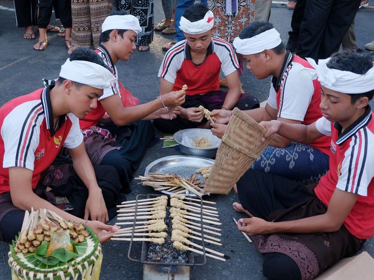 Potret Keseruan Parade Membuat Sate Khas Bali