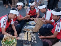 Potret Keseruan Parade Membuat Sate Khas Bali