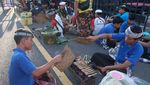Potret Keseruan Parade Membuat Sate Khas Bali