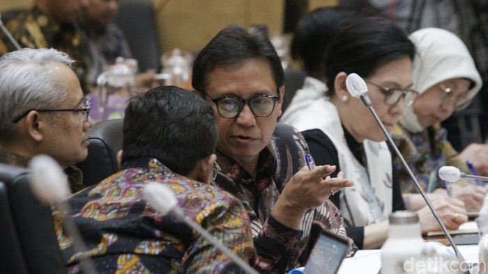 Menteri Kesehatan Budi Gunadi Sadikin mengatakan penyebab Indonesia masih kekurangan dokter spesialis karena program PPDS atau pendidikan dokter spesialis di RI berbeda dengan negara lain. Hal itu diungkap dalam rapat dengan Komisi IX DPR RI, Selasa (29/4/2025).