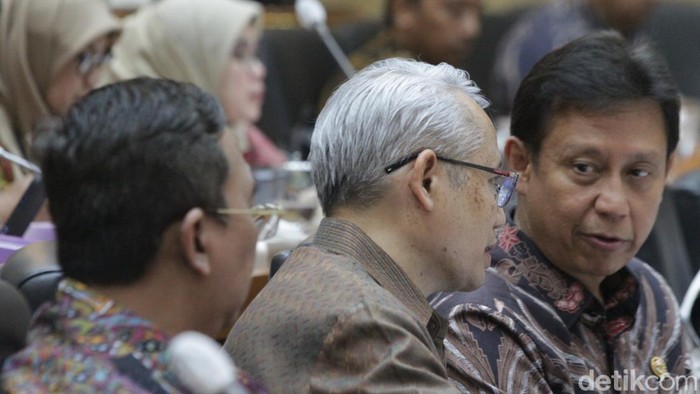 Menteri Kesehatan Budi Gunadi Sadikin mengatakan penyebab Indonesia masih kekurangan dokter spesialis karena program PPDS atau pendidikan dokter spesialis di RI berbeda dengan negara lain. Hal itu diungkap dalam rapat dengan Komisi IX DPR RI, Selasa (29/4/2025).