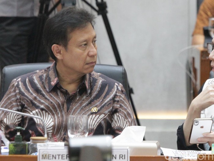 Menteri Kesehatan Budi Gunadi Sadikin mengatakan penyebab Indonesia masih kekurangan dokter spesialis karena program PPDS atau pendidikan dokter spesialis di RI berbeda dengan negara lain. Hal itu diungkap dalam rapat dengan Komisi IX DPR RI, Selasa (29/4/2025).