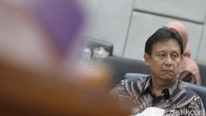 Menteri Kesehatan Budi Gunadi Sadikin mengatakan penyebab Indonesia masih kekurangan dokter spesialis karena program PPDS atau pendidikan dokter spesialis di RI berbeda dengan negara lain. Hal itu diungkap dalam rapat dengan Komisi IX DPR RI, Selasa (29/4/2025).
