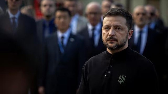 Ukraine’s President Volodymyr Zelenskiy and members of diplomatic missions to Ukraine visit the site of a Russian missile strike on a residential area where multiple children and adults were killed, amid Russias attack on Ukraine, in Kyiv, Ukraine, April 25, 2025. REUTERS/Thomas Peter Purchase Licensing Rights