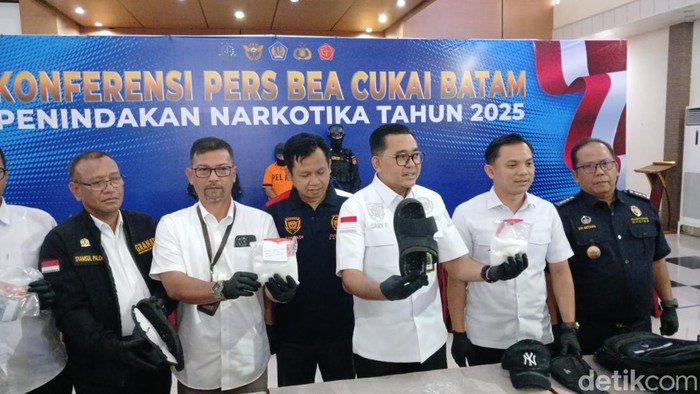 Pria asal Madura berinisial AN ditangkap di bandara Batam, sembunyikan sabu dalam sandal. (Foto: Alamudin Hamapu/detikSumut)